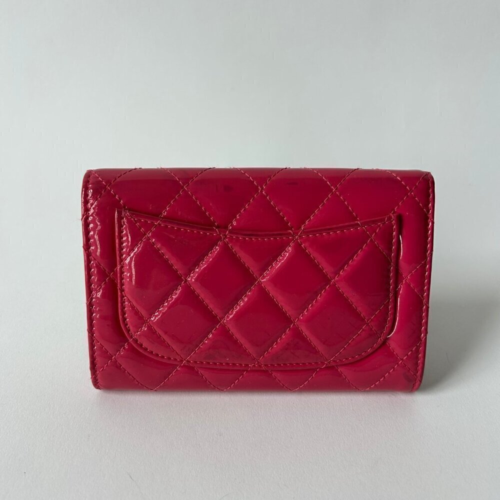 CHANEL QUILTED PATENT LEATHER FLAP ZIP CLASSIC WALLET FUSCHIA CC LOGO - Picture 5 of 13